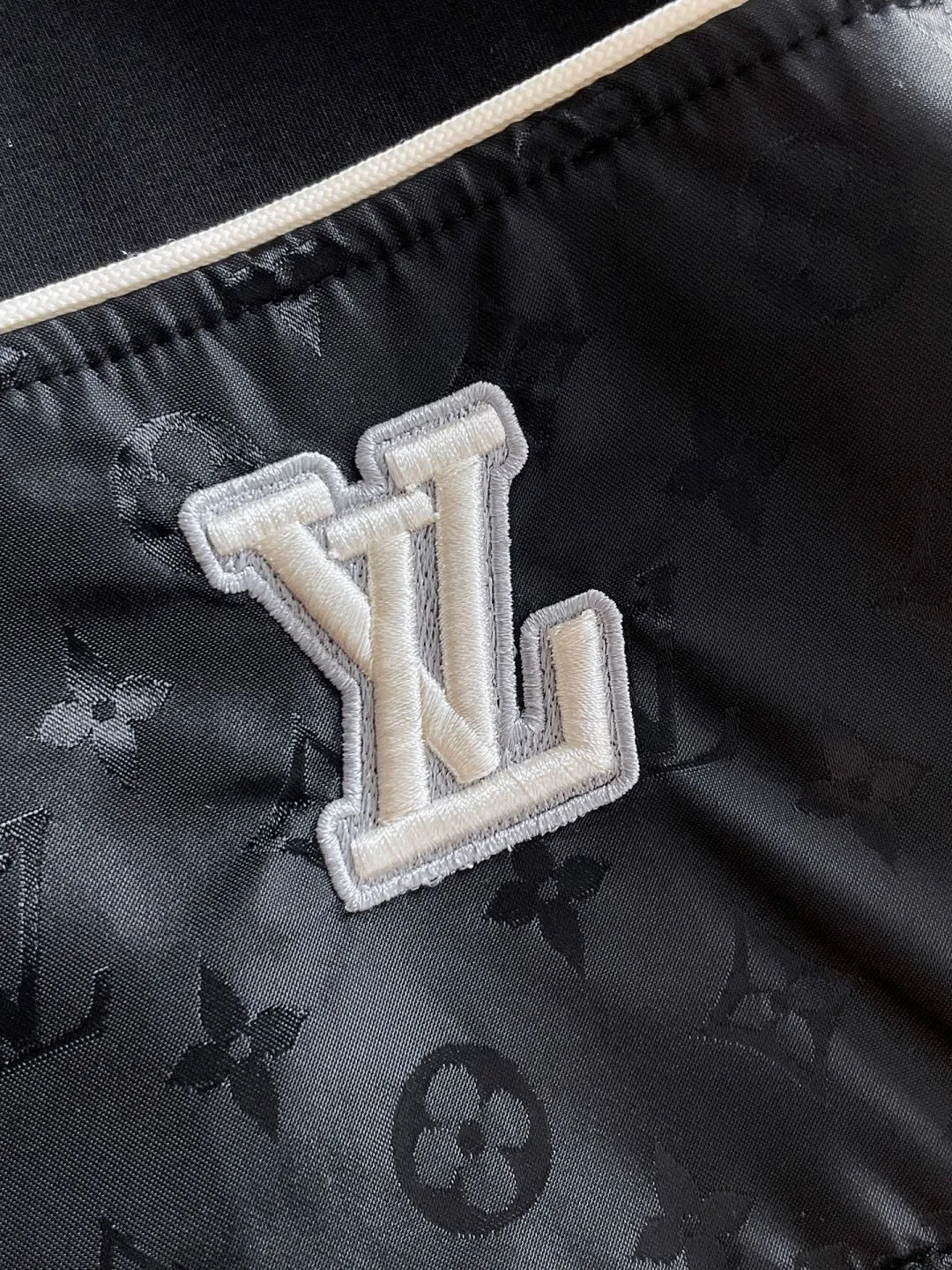 🅿️720 LV hot-selling suit is coming. Focus on the original version of the official website. 2025 new hot-selling cardigan suit. The original order is the best. 🇭🇰The meticulous work of top designers. It has a fitting and perfect upper body effect. All-natural high-quality Tencel Roman cotton 100%, close-fitting comfort, noble and elegant! Original hardware embodies elegance and nobility! Counter size: M-3XL (maximum wear up to 190 pounds)